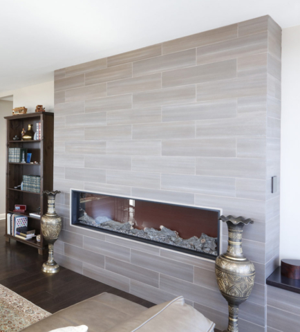 Gas fireplace dressed with tile