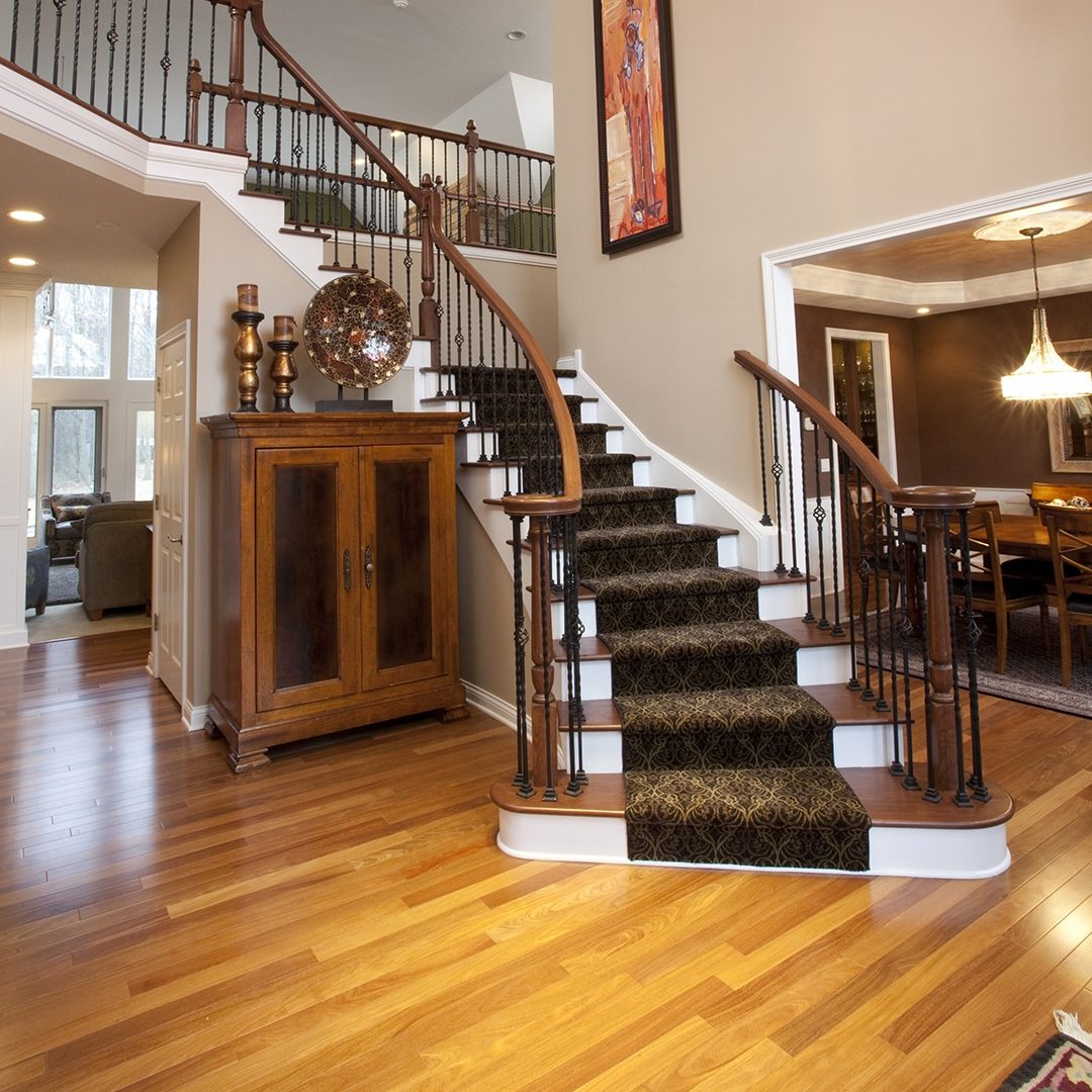 carpet on steps with hardwood foyer